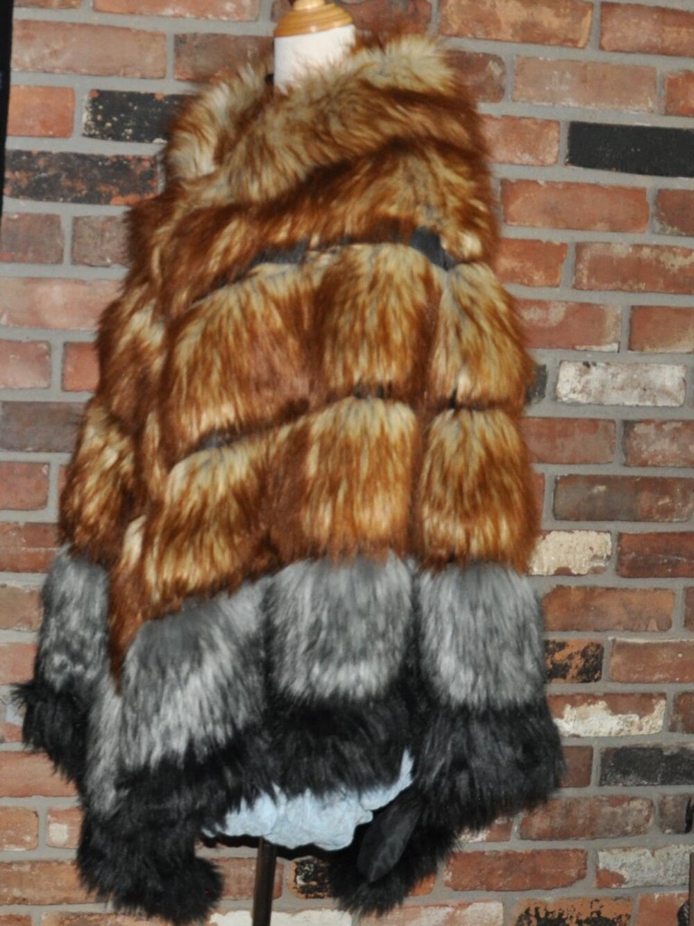 Fhillnuo Faux Fox Fur Tiered Multicolour Poncho Unisex - Picture 2 of 6
